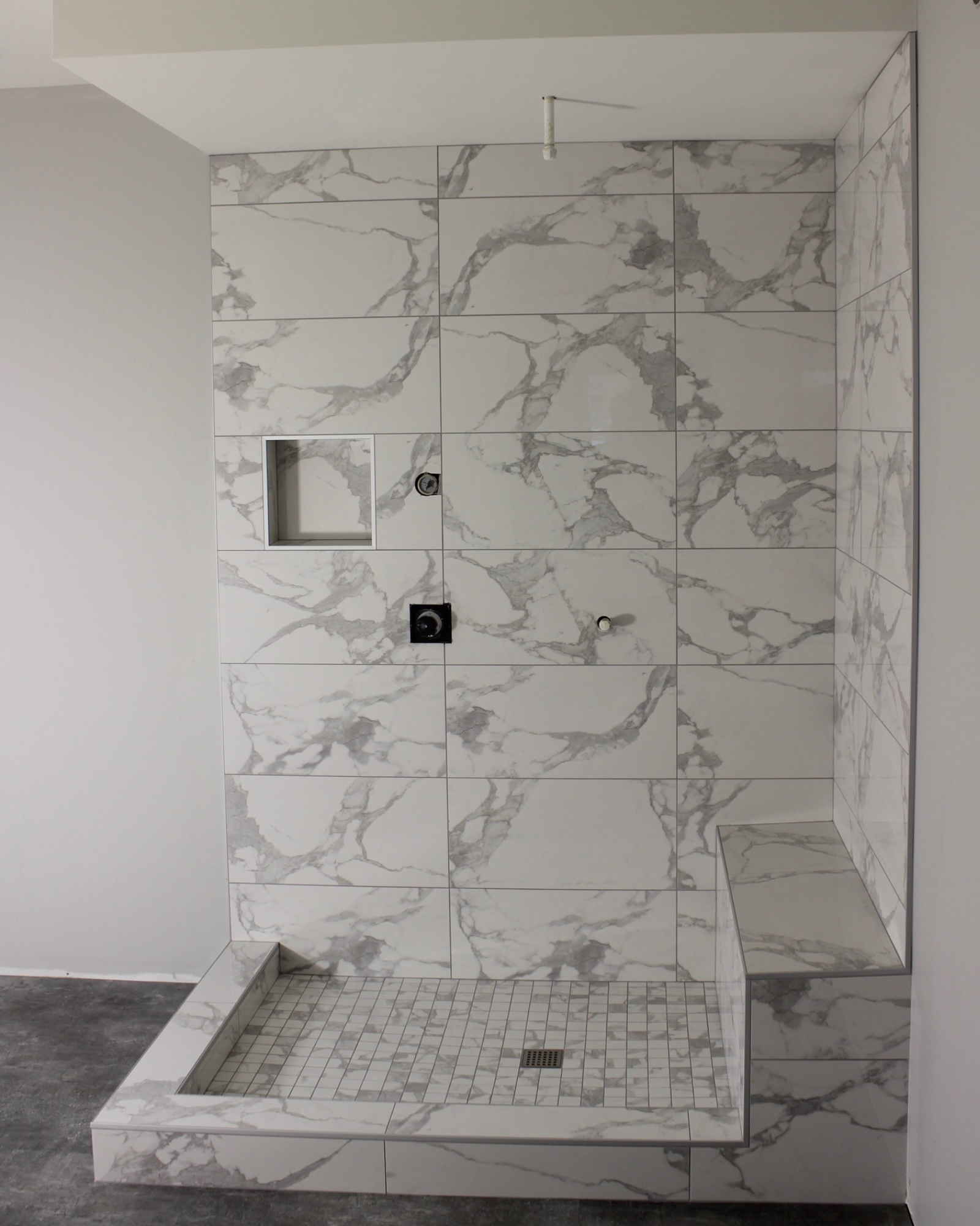 Marble Look Tile – Bench & Mosaic Floor