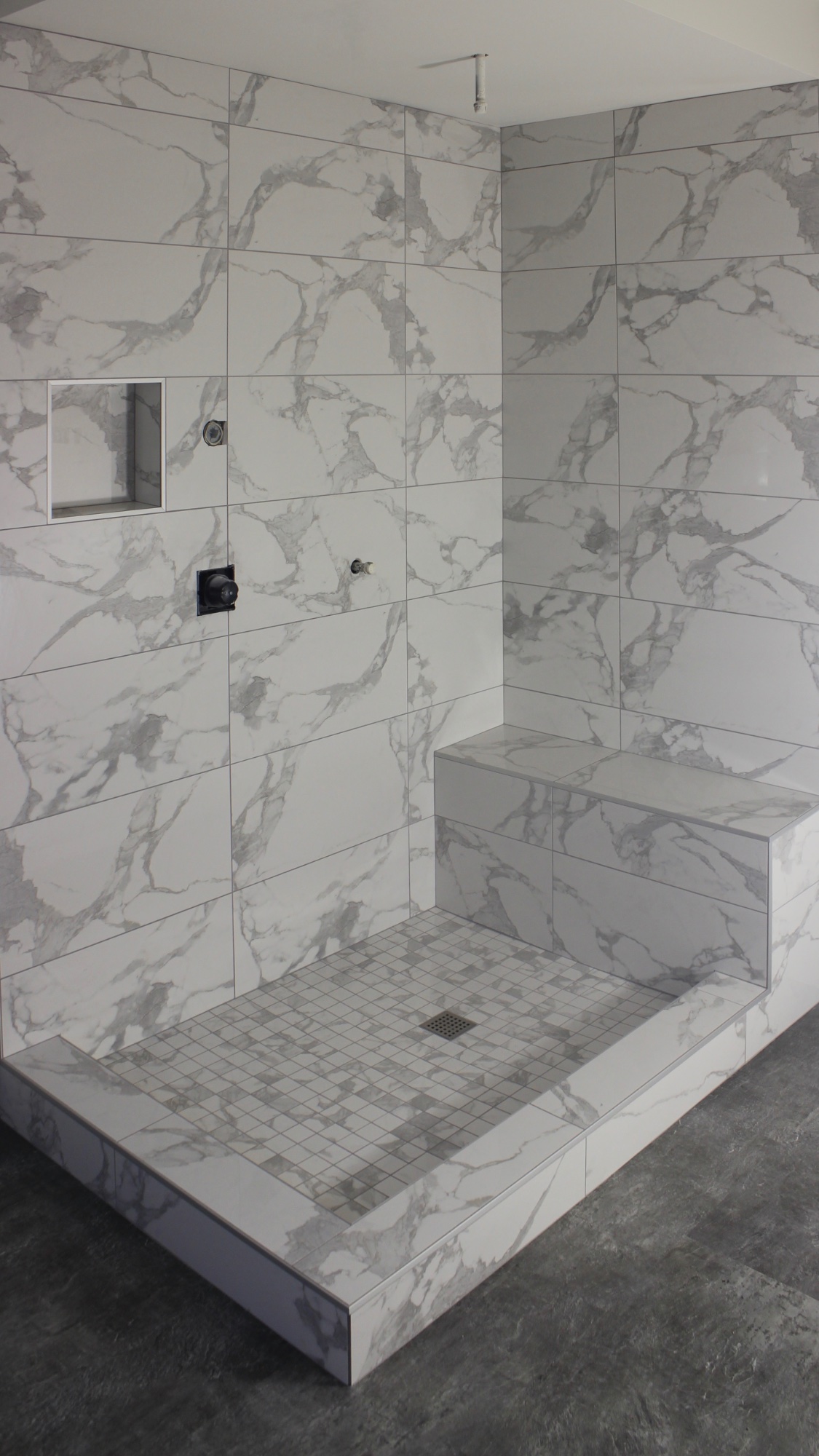 Marble Look Tile – Corner Bench