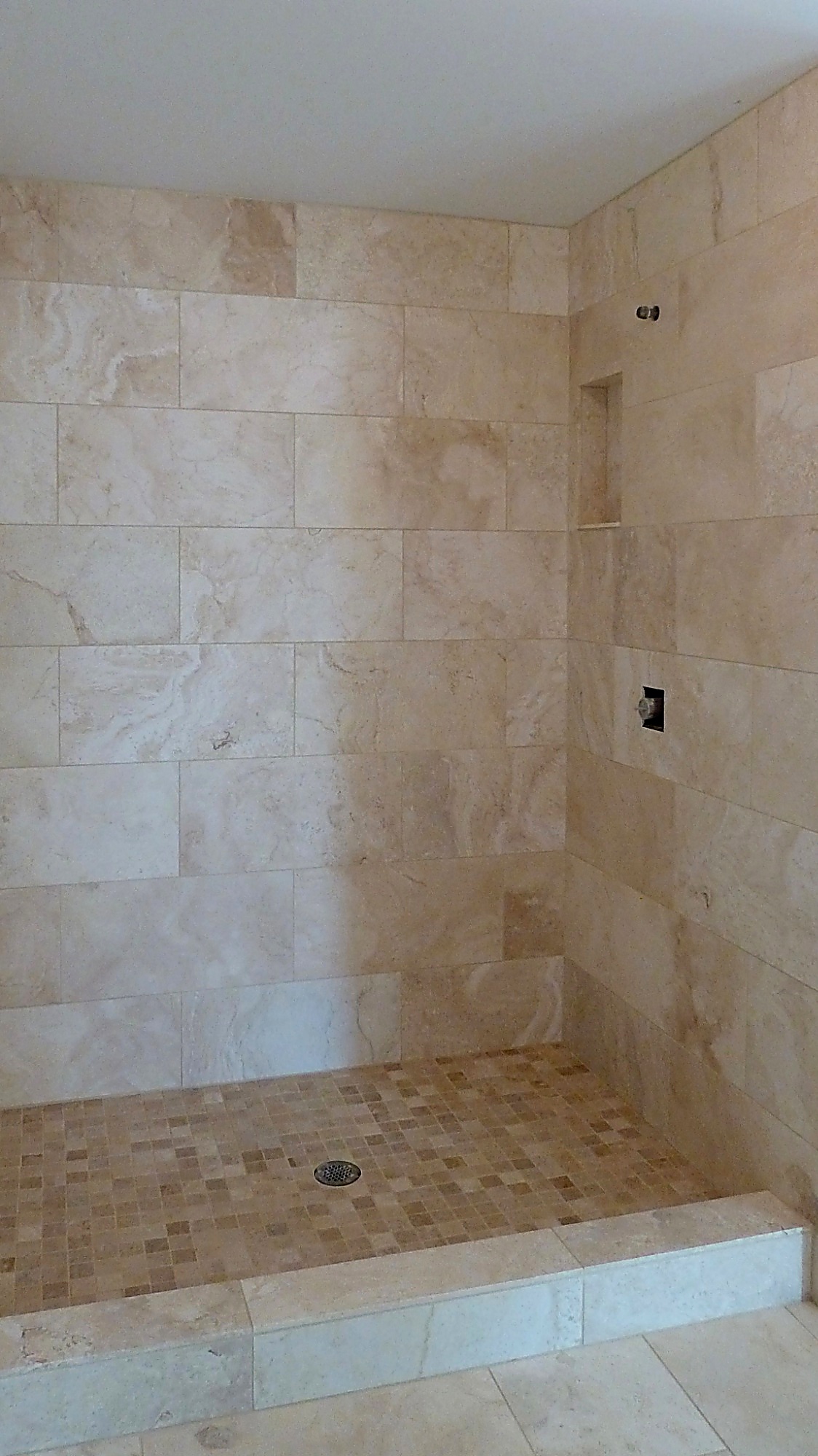 Travertine Tile – Mosaic Floor & Niche