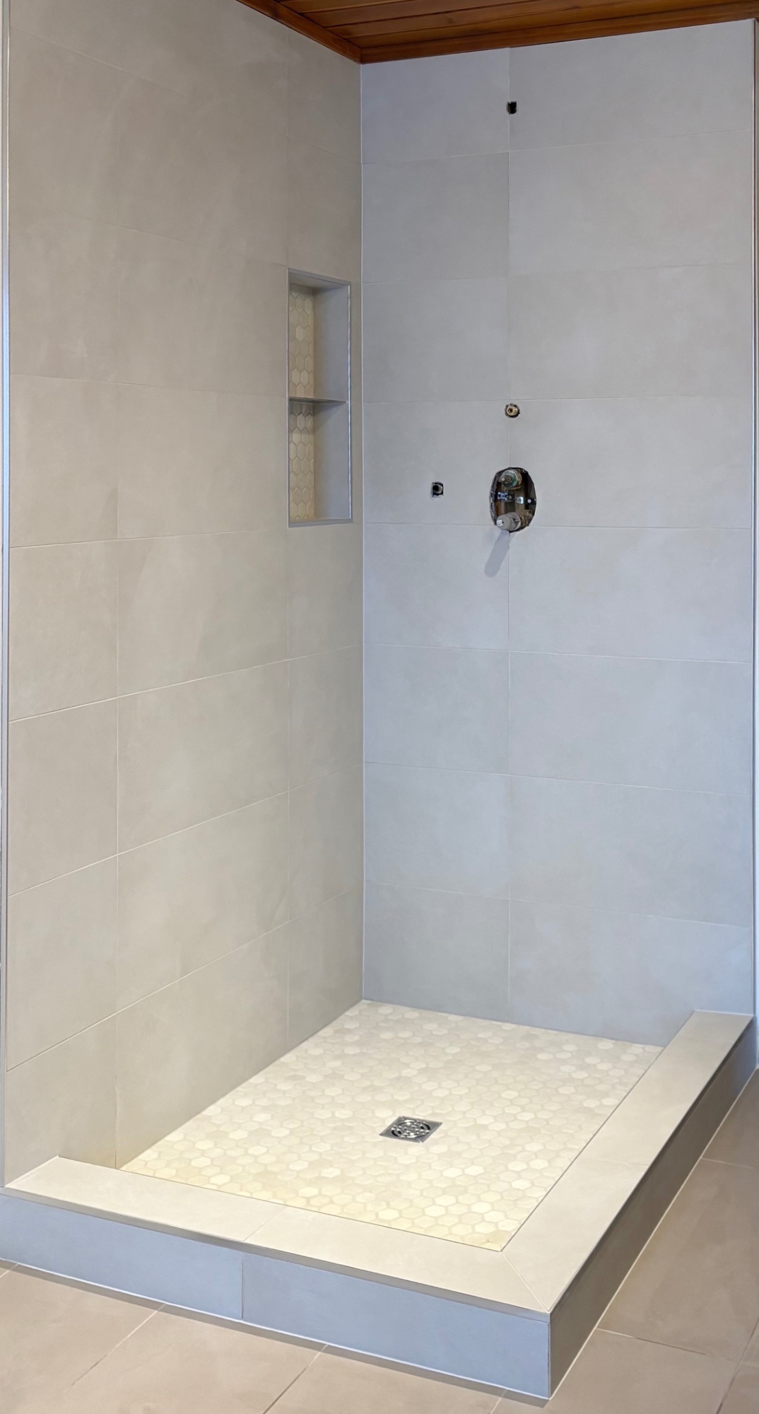 Large Format Tile – Hex Mosaic Floor & Niche