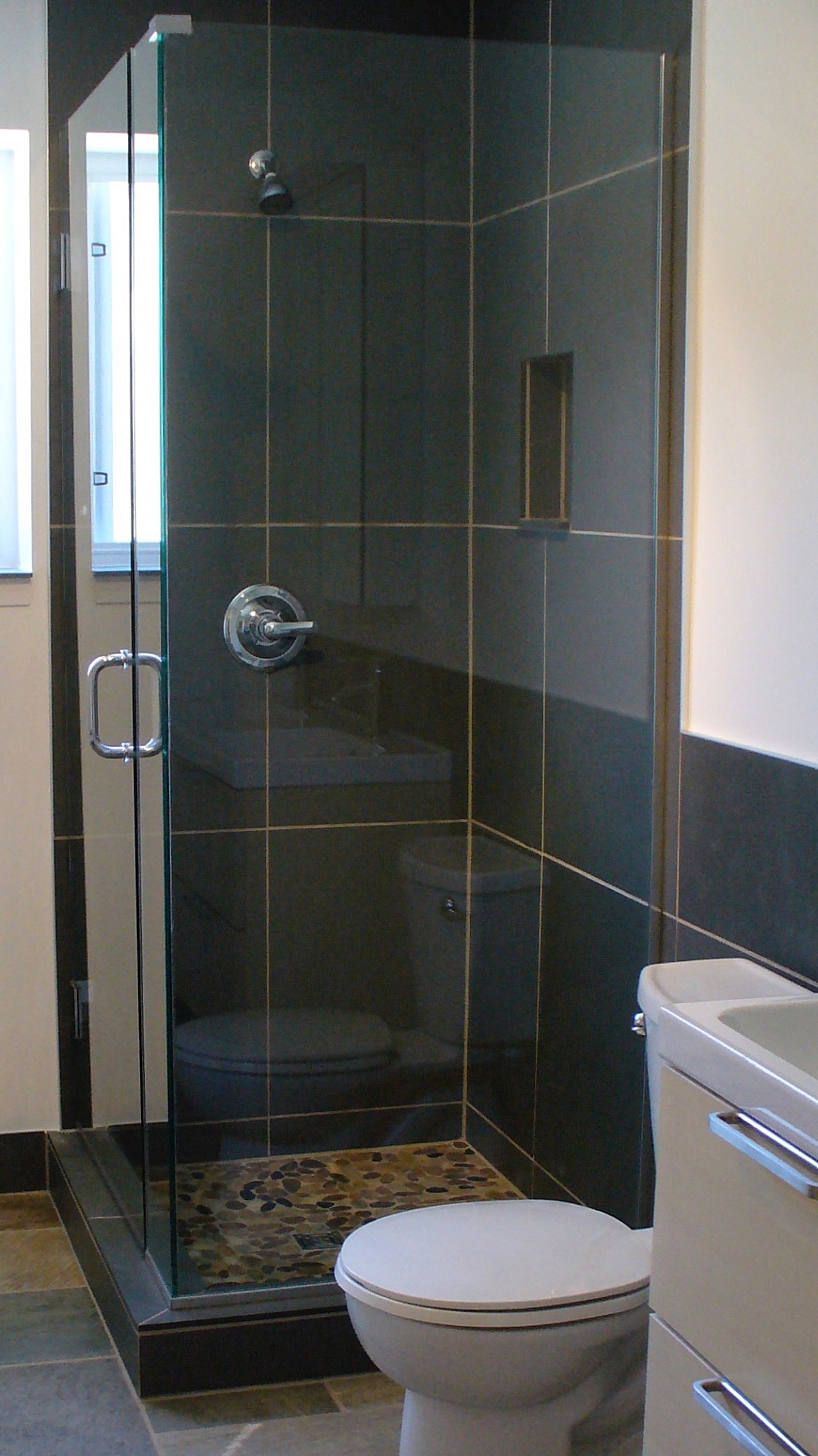 Dark Tile Shower – Pebble Floor