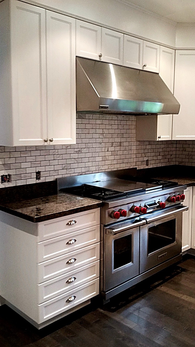 Marble subway backsplash with professional range